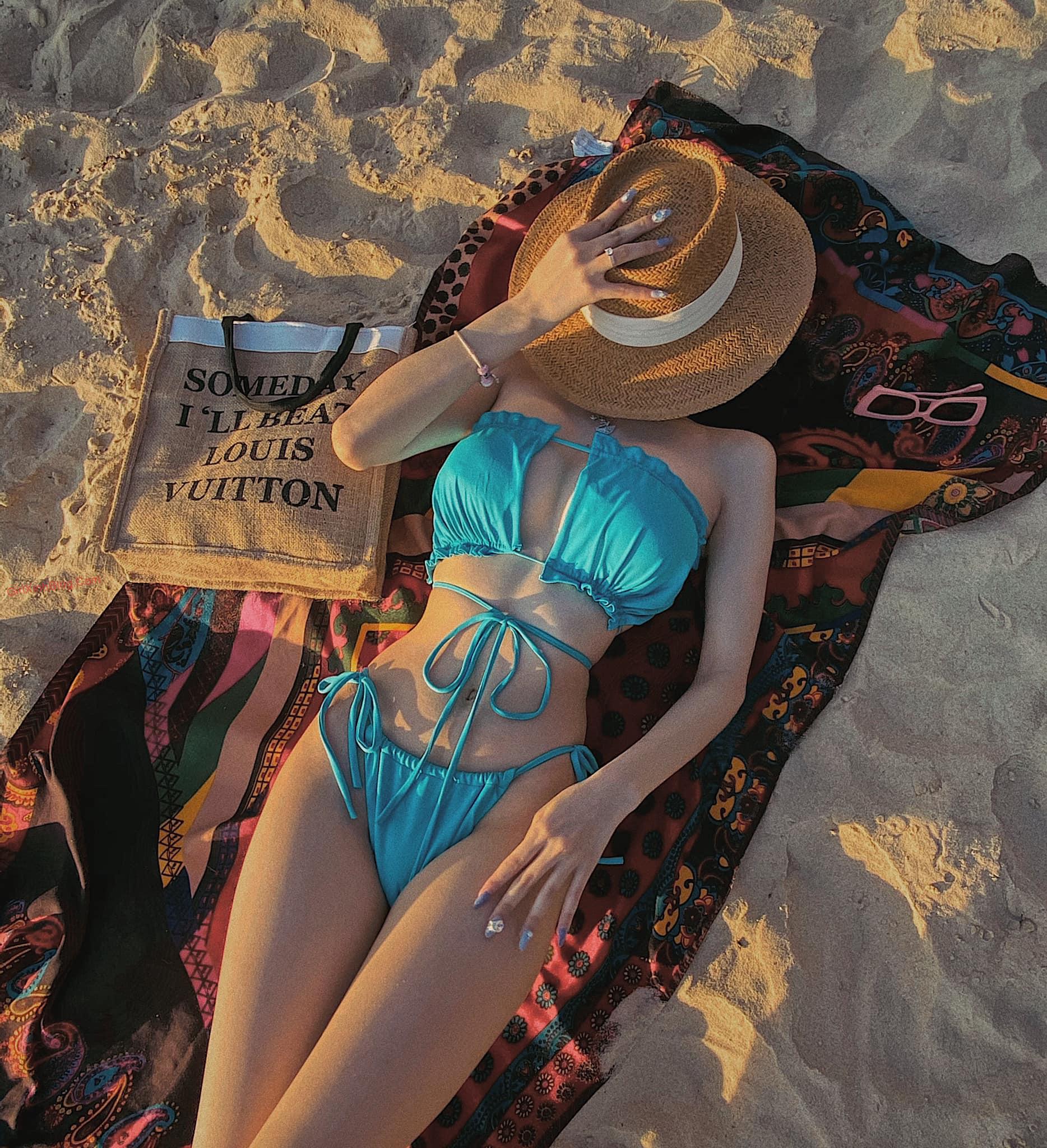 Ảnh sex em Thư Vũ show hàng trên bãi biển nhìn cực hấp dẫn và kích thích