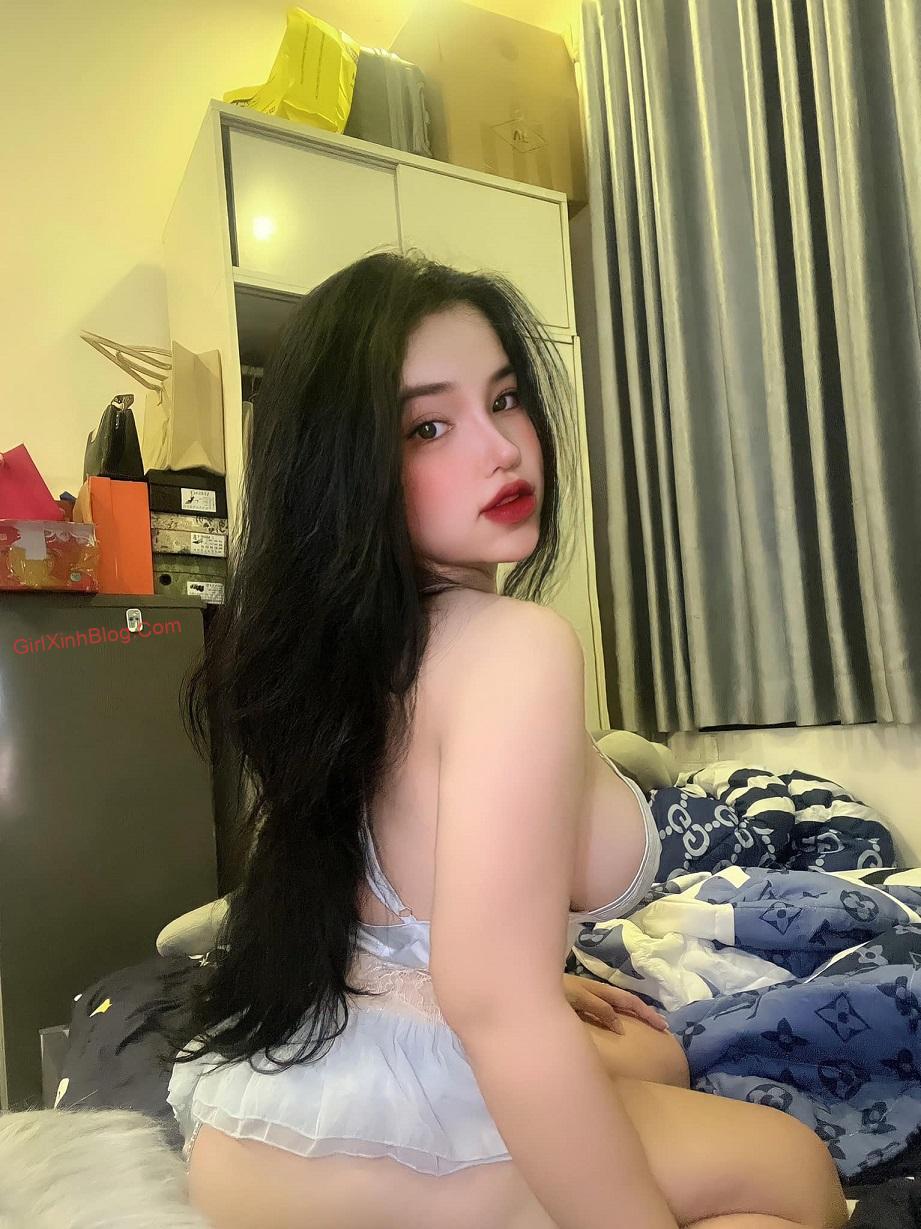 Đỏ mặt hot girl xinh đẹp diện mốt hở chân ngực hớ hênh